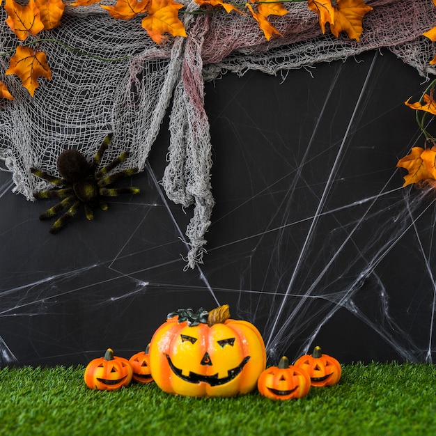 Foto gratuita composición de halloween con red y calabazas