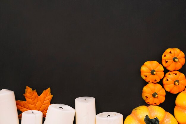 Composición de halloween con velas y espacio