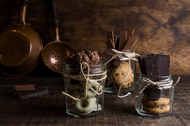 Foto gratuita composición de helado y chocolate