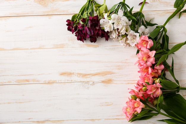 Foto gratuita composición de hermosas flores en madera