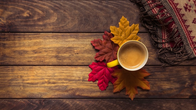 Composición de hojas de arce de café y otoño