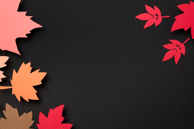 Composición de hojas de otoño de papel con espacio de copia
