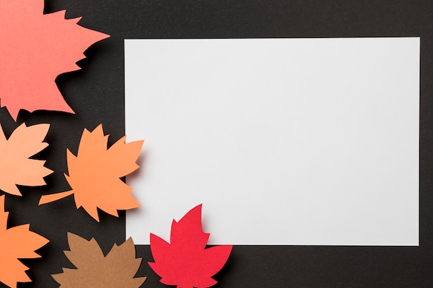 Composición de hojas de otoño de papel plano sobre papel blanco