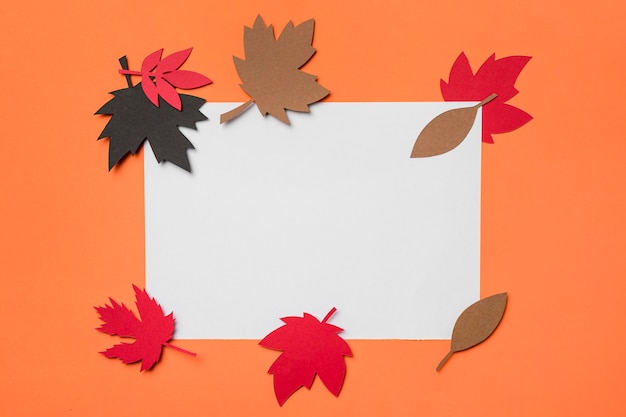 Composición de hojas de otoño de papel en tarjeta blanca