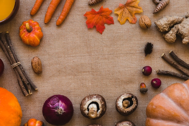 Foto gratuita composición de hojas y verduras de otoño