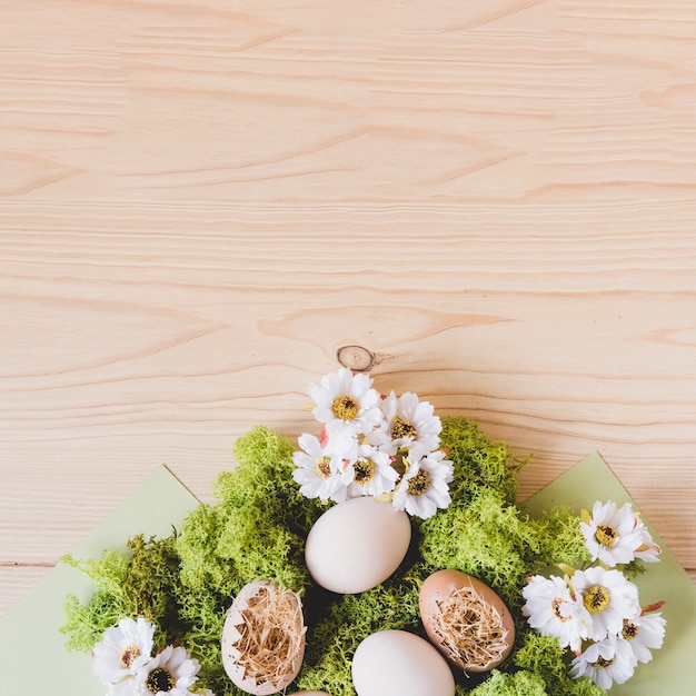 Composición de huevos y flores