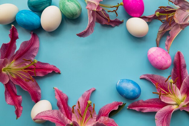 Composición de los huevos de Pascua brillantes y flores frescas