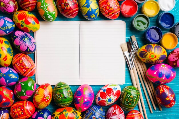 Composición con huevos de pascua y cuaderno en blanco