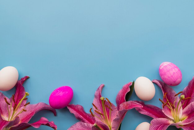 Composición de huevos de pascua y flores frescas.