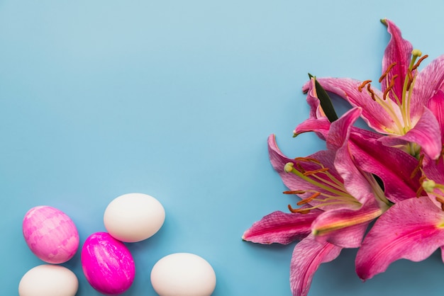 Composición de huevos de pascua y flores frescas.