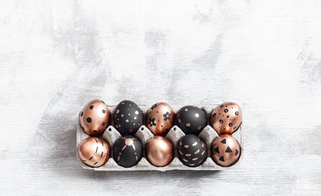 Composición con huevos de Pascua pintados en oro y negro.