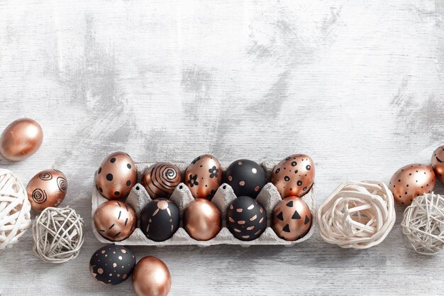Composición con huevos de Pascua pintados en oro y negro.