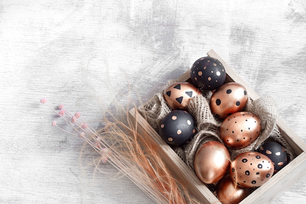 Composición con huevos de Pascua pintados en oro y negro.