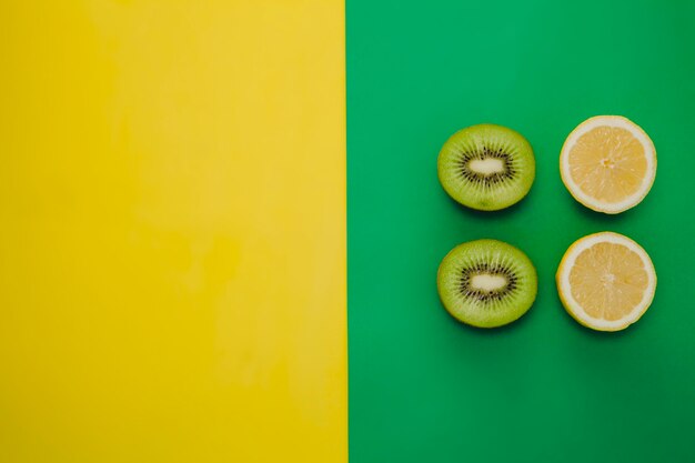 Composición de kiwi y limón con espacio para copiar izquierdo