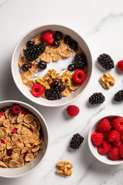 Composición laicos plana de cereales saludables con bayas