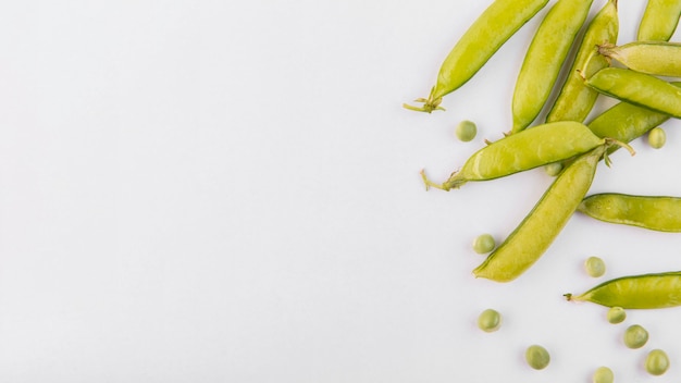 Composición laicos plana de guisantes con espacio de copia