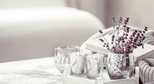 composición con lavanda en un vaso