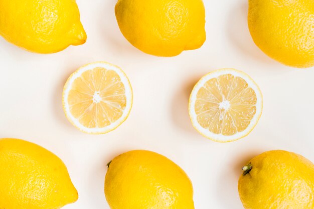 Composición de limones amarillos sobre fondo blanco