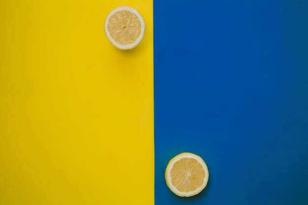 Composición de limones y azul