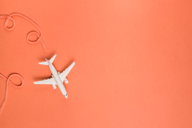 Composición de la línea aérea de algodón detrás de juguete jet