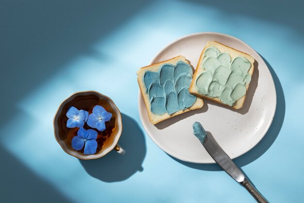 Composición del lunes azul con taza de té