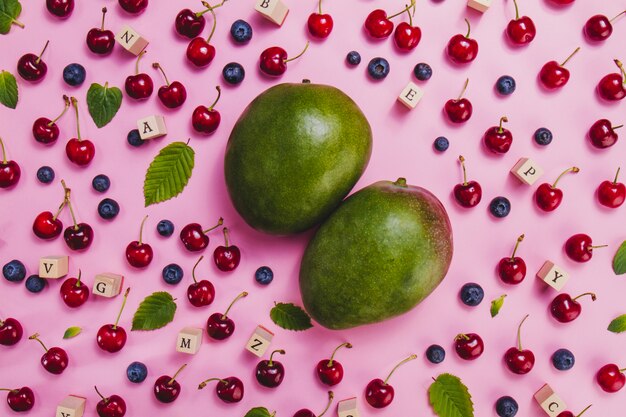 Composición con mangos y otras frutas veraniegas