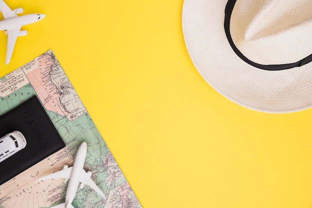 Foto gratuita composición del mapa y el sombrero del pasaporte del autobús del aeroplano del juguete
