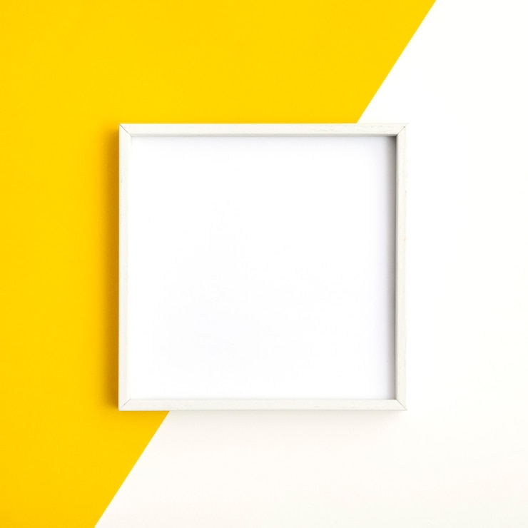Foto gratuito composición del marco vacío blanco en la pared