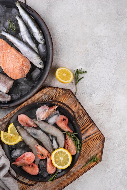 Composición de mariscos congelados en la mesa.