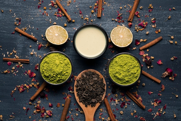 Foto gratuita composición de matcha de té de asia junto a palitos de canela