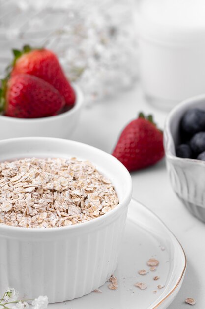 Composición de mesa blanca con deliciosa comida sana