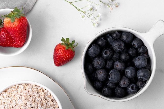 Foto gratuita composición de mesa blanca con deliciosa comida sana