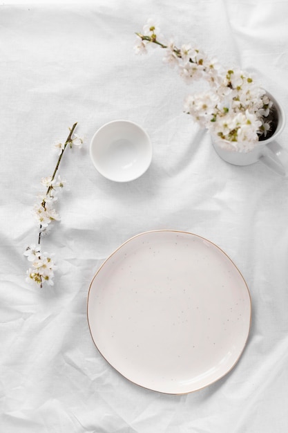 Composición de mesa blanca para una deliciosa comida.