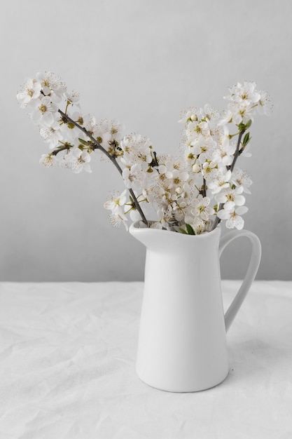 Composición de mesa blanca para una deliciosa comida.