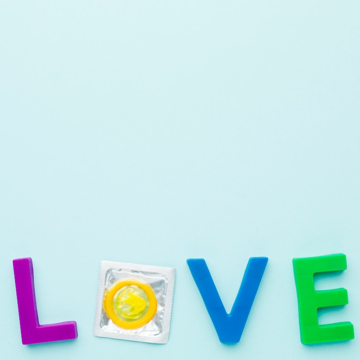 Foto gratuito composición del método anticonceptivo de la vista superior con letras de amor