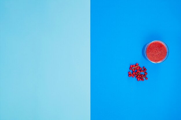 Composición minimalista con frutas rojas y zumo