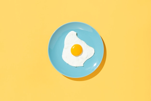 Composición minimalista con un plato de huevo.