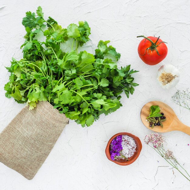 Composición moderna de cocina con ingredientes sanos