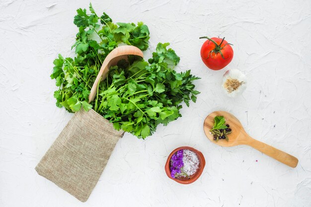 Composición moderna de cocina con ingredientes sanos