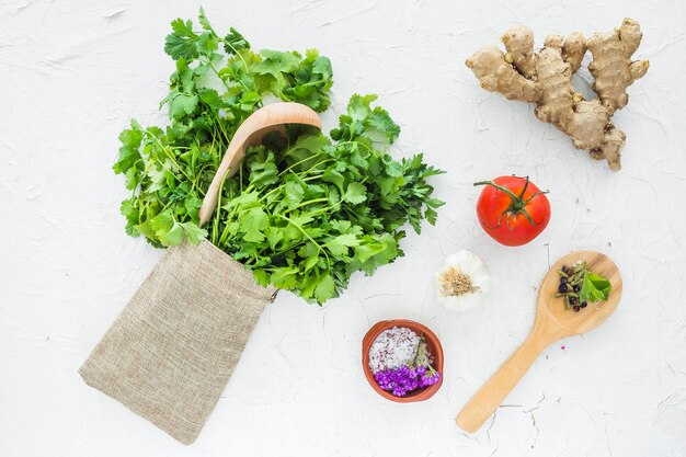 Composición moderna de cocina con ingredientes sanos