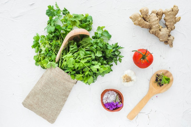 Composición moderna de cocina con ingredientes sanos