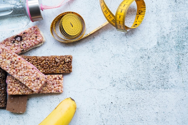 Foto gratuita composición moderna de comida sana