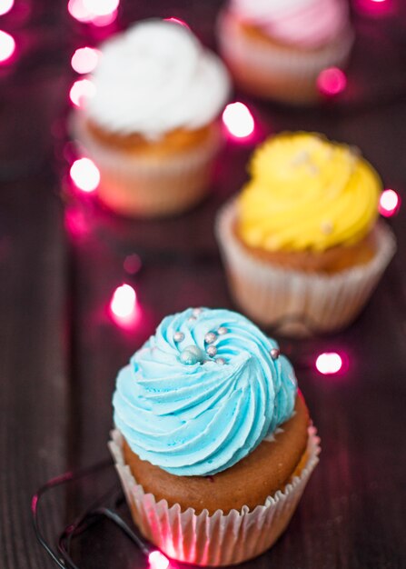 Composición moderna de cumpleaños con cupcake adorable