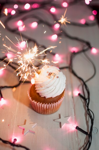 Composición moderna de cumpleaños con cupcake adorable