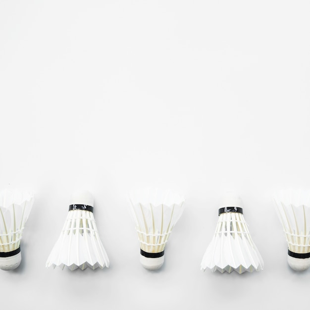 Composición moderna de deporte con elementos de badminton