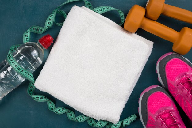 Composición moderna de deporte con elementos de gimnasio