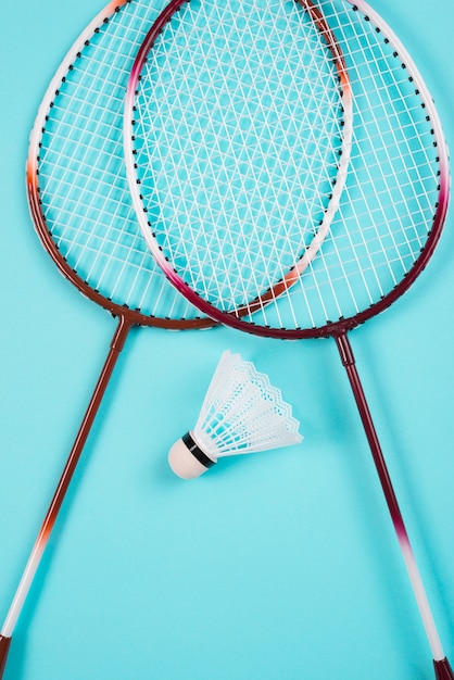 Composición moderna de equipamiento de badminton
