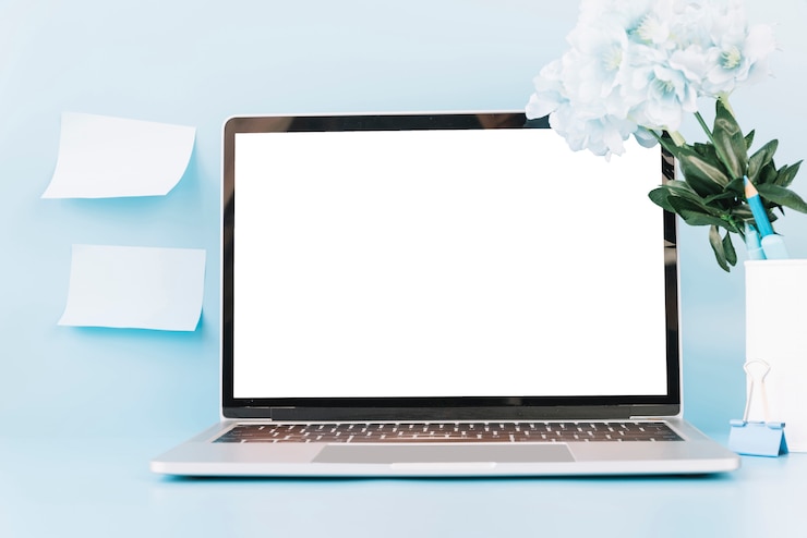 Foto gratuito composición moderna de escritorio de oficina con dispositivo tecnológico