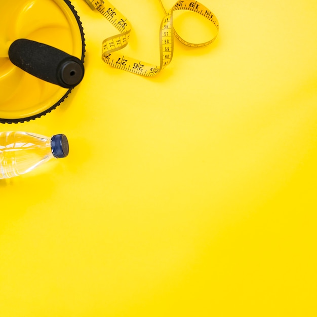 Foto gratuita composición moderna de gimnasio con elementos deportivos