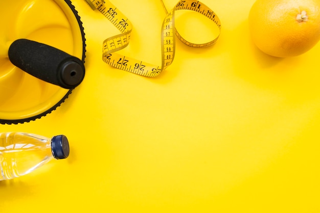 Foto gratuita composición moderna de gimnasio con elementos deportivos